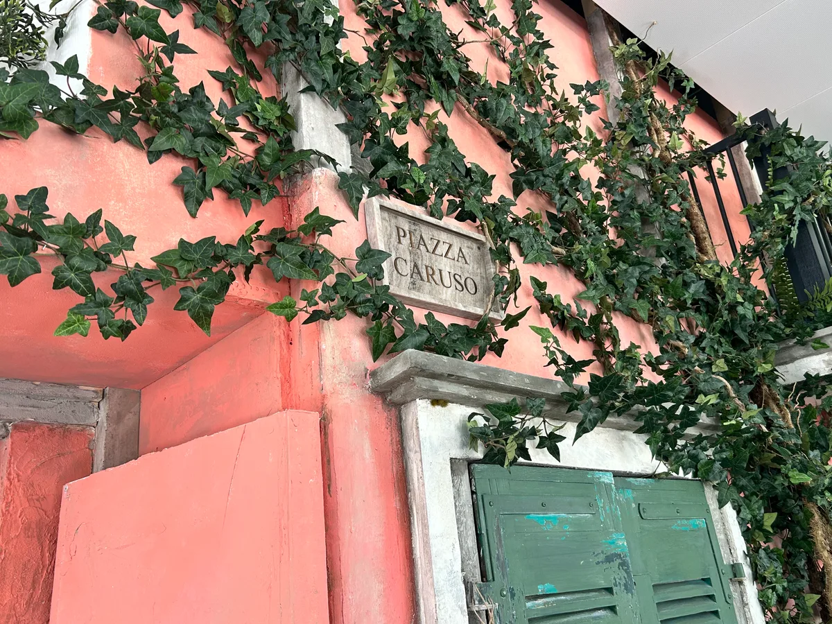 «Piazza Caruso» ist eine Anspielung auf den Namen des Mitinhabers Giacomo Caruso. Strassenschild an der Wand des Restaurants.